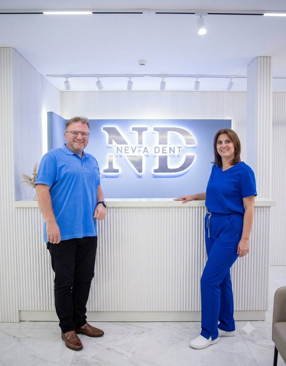 NEV-A DENT Trabzon kliniğinde hastasını karşılayan diş hekimi ve klinik asistanı
